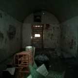 ...che conducono ad ampi vani, ricolmi di oggetti e materiale di ogni genere